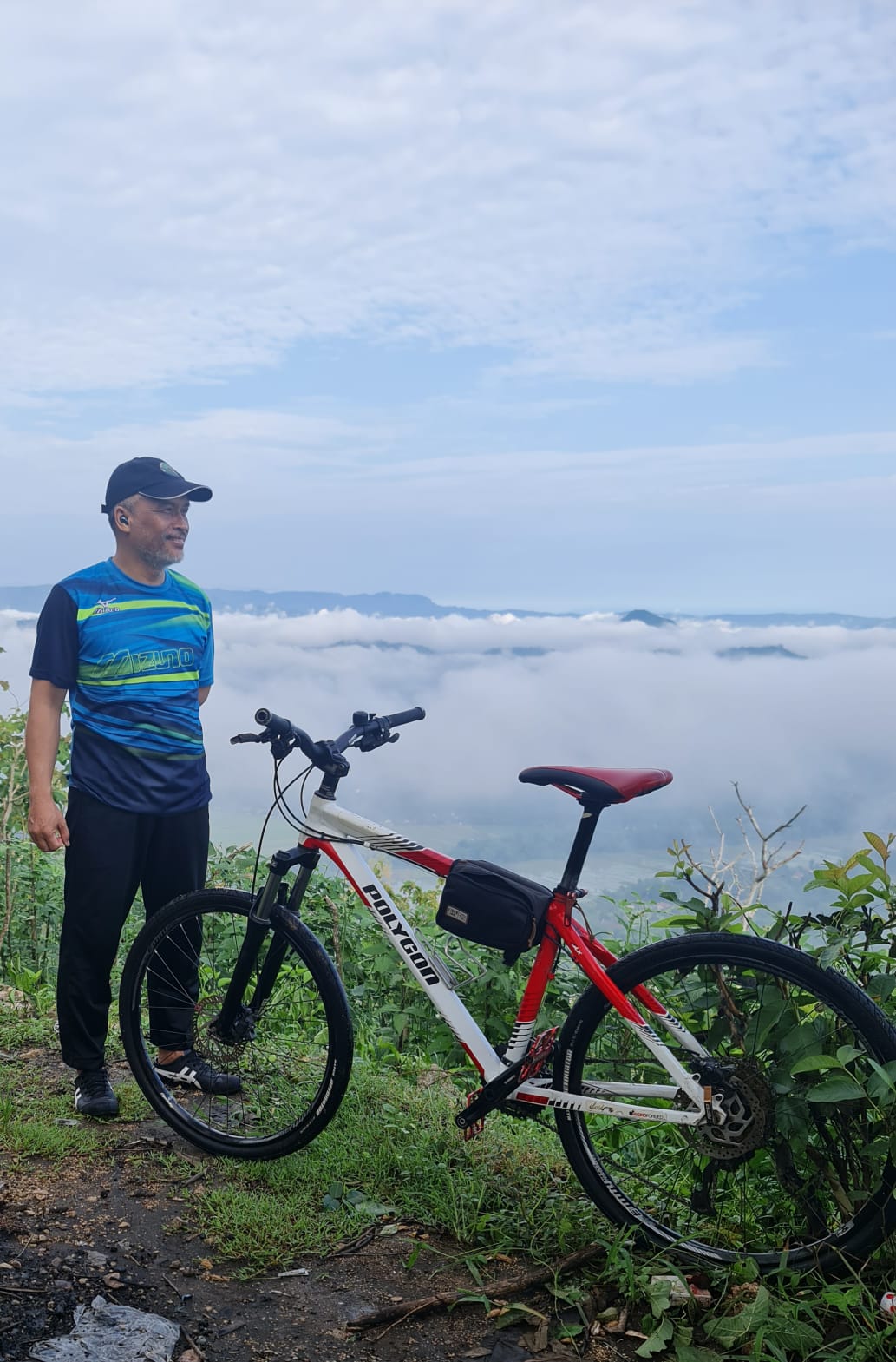 TETAP BUGAR: Sujiono yang selalu memilih jalur hijau ketika bersepeda dan ambil waktu istirahat dikala jarak tempuh sudah sekitar lima kilometer.