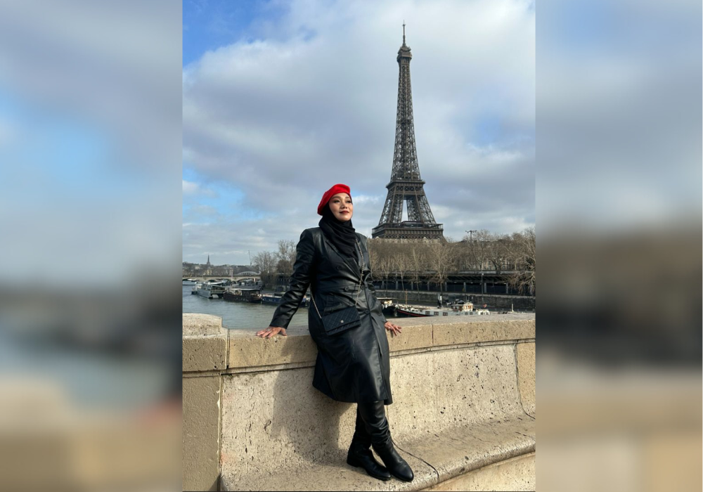 KOTA ROMANTIS: dr Eny saat traveling di Menara Eiffel, Paris, Prancis.