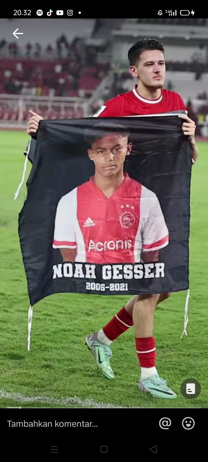 Justin Hubner membawa gambar Noah Gesser