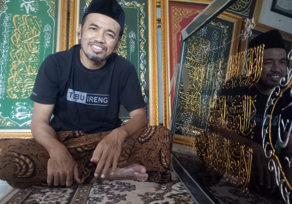 Bersanding dengan hasta karya Komarudin.