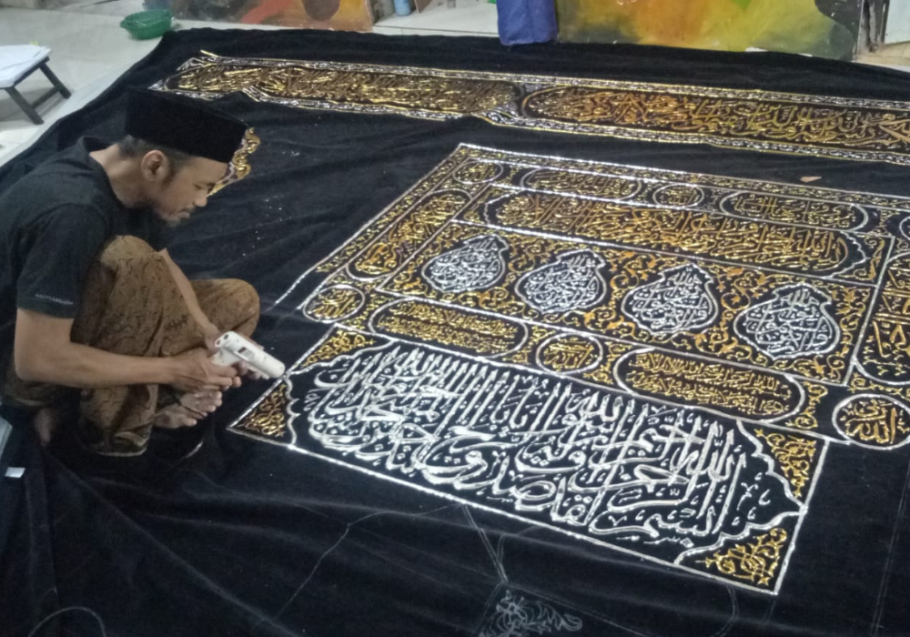 Proses pembuatan kaligrafi ala Komarudin.