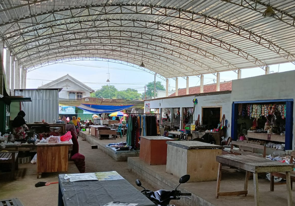 Pasar tradisional di Desa Joho, Kecamatan Kalidawir, Tulungagung, menjadi sektor perputaran ekonomi bagi sekitar 60 warga setempat. Namun belakangan ini, lahan pasar terusik konflik agraria.