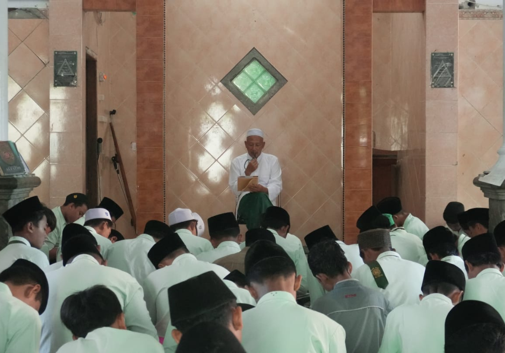 KHIDMAT: Kegiatan positif Pondok Pesantren Anwarul Haromain selama Ramadan.