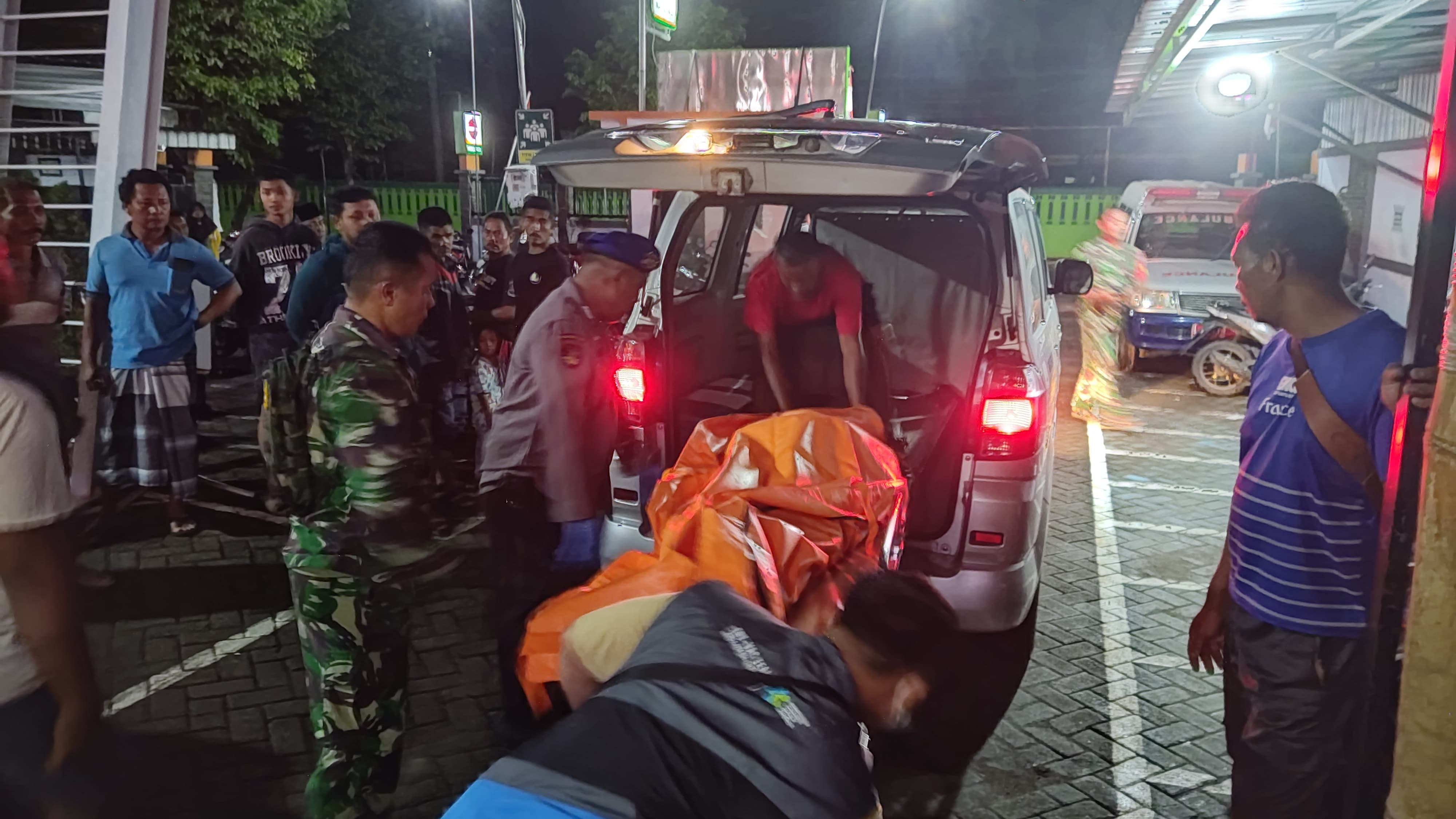 TAK BERNYAWA: Jenazah Kaseri saat tiba di Puskesmas Watulimo untuk menjalani visum. Kapalnya pecah usai menghantam karang di lepas Teluk Prigi, Selasa (26/3) sore.