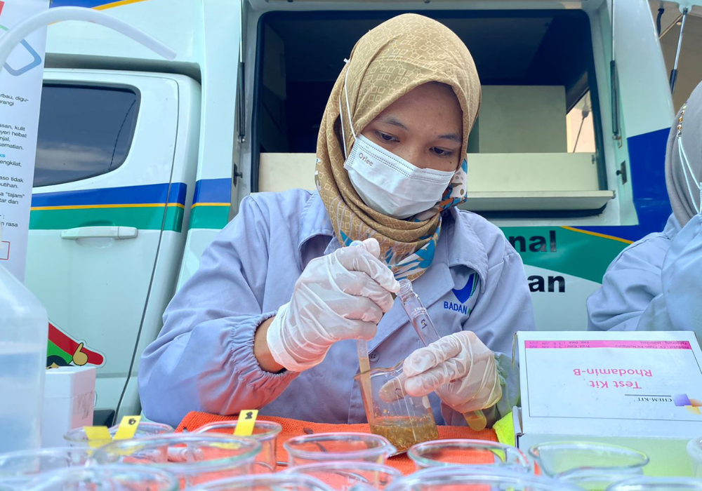 Petugas dari Dinkes sedang menguji kandungan zat kimia berbahaya dalam takjil di Tulungagung.