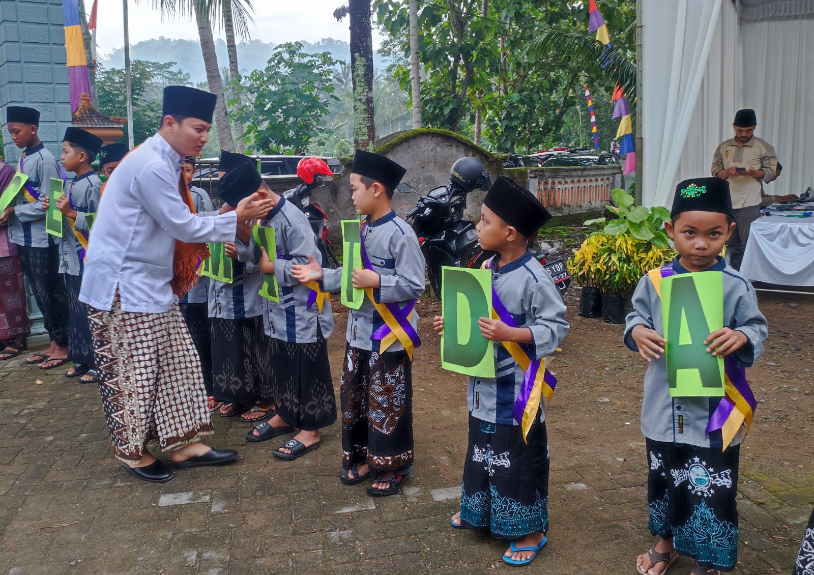 ANTUSIAS: Bupati Trenggalek Moch. Nur Arifin saat safari Ramadhan di Desa Pucanganak, Kecamatan Besuki, Kamis (28/3).