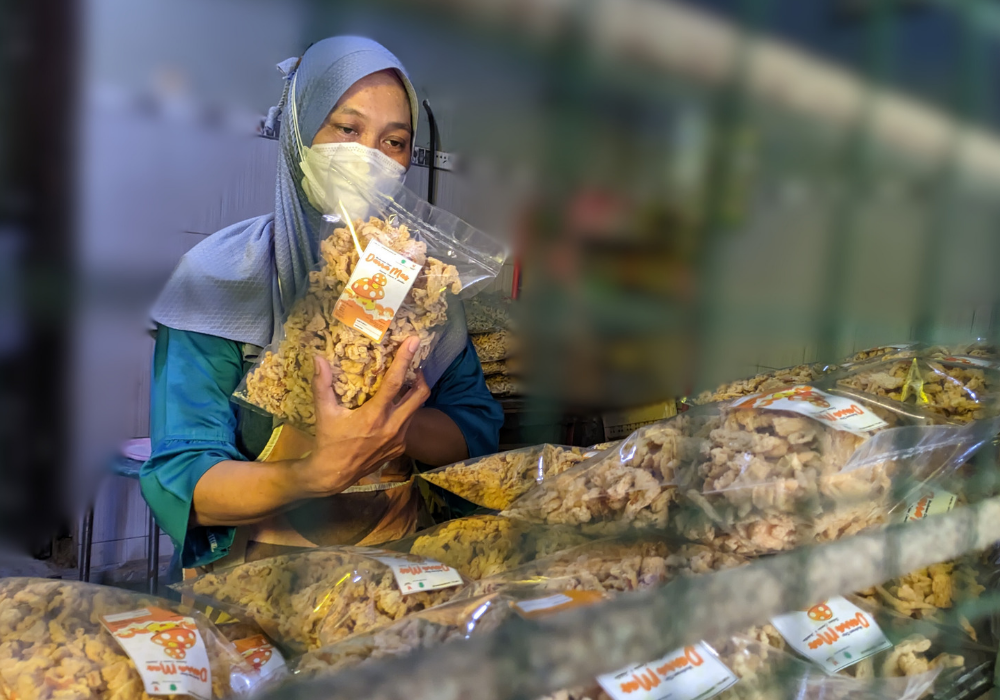 SEMANGAT: Darwati memproduksi banyak keripik jamur tiram untuk memenuhi permintaan selama ramadan.