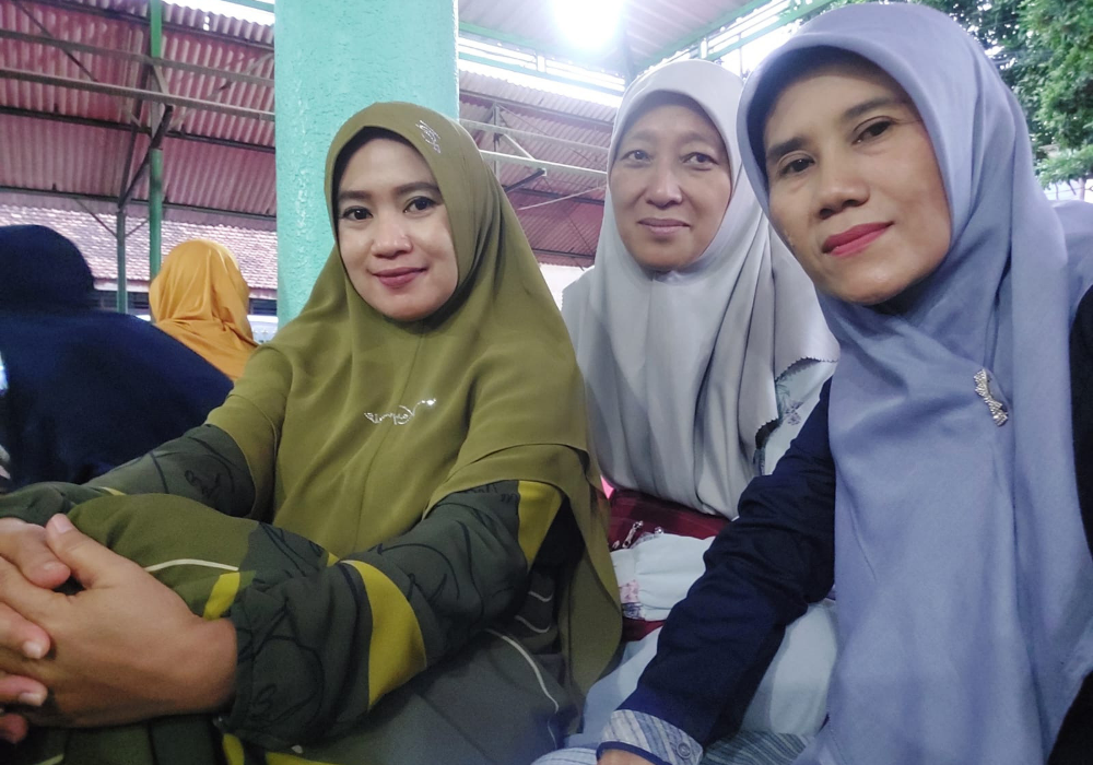 Ibu Muashofah (tengah) dan dua orang guru di SMKN I Boyolangu pengguna BRILink di sekolahnya.