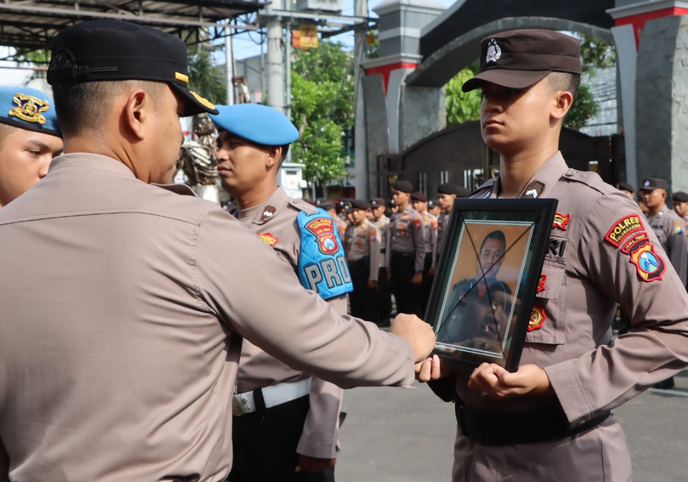 Kapolres Tulungagung Teuku Arsya Khadafi mencoret foto oknum polisi, Udi Cahyono pasca divonis bersalah oleh hakim karena terlibat kasus narkoba.
