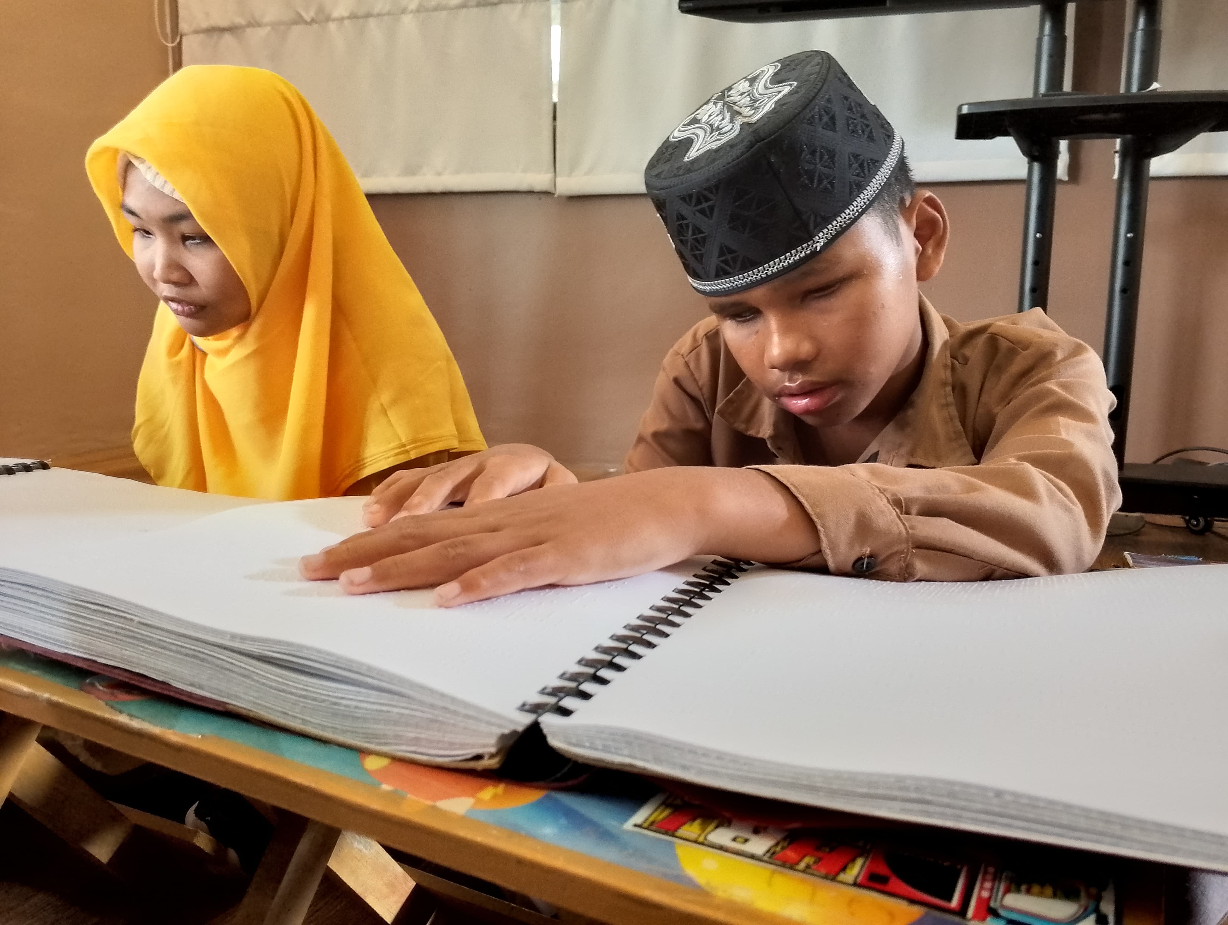 SEMANGAT: Siswa SLB Kemala Bhayangkari membaca Alquran braille.