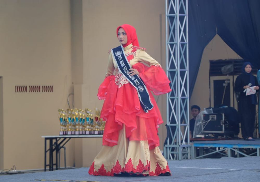 Puluhan kontestan Ramadan Fashionism berhasil pukau penonton dengan aksi yang memesona. Ramadan Fashionism sukses menuai bibit modeling di Tulungagung.