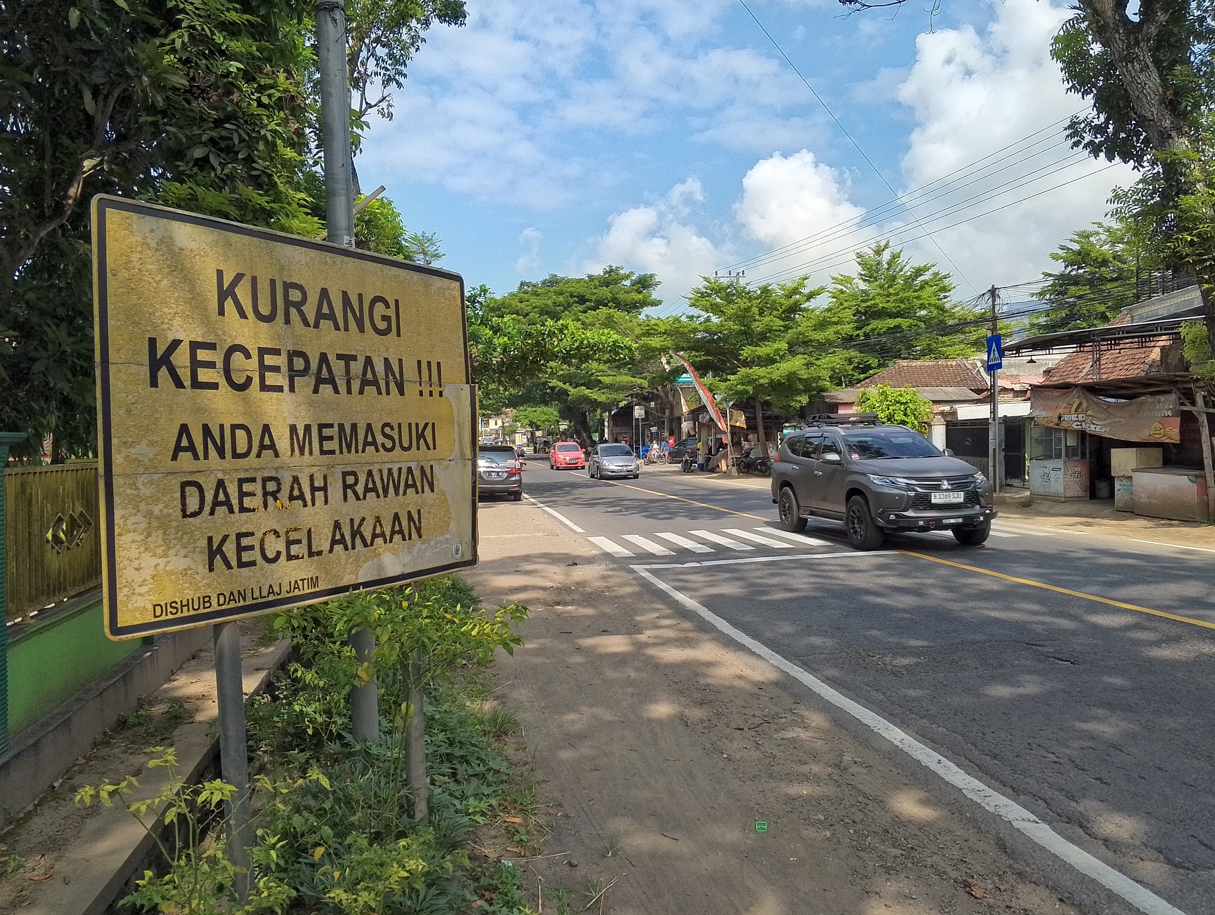 WASPADA: Jalan raya Durenan menjadi salah satu black spot. Pengguna jalan wajib hati-hati.