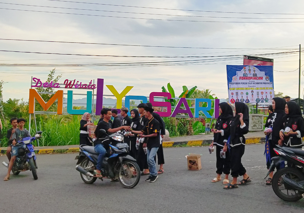 Peduli. Pulau Pesilat dari 5 perguruan bagi-bagi takjil jelang waktu buka puasa. Di pertigaan Ngledeng Desa Mulyosari kecamatan Pagerwojo, Sabtu (6/4/2024).