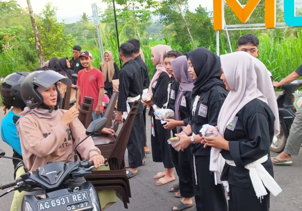 Pesilat dari 5 perguruan bagi-bagi takjil jelang waktu buka puasa. Di pertigaan Ngledeng Desa Mulyosari kecamatan Pagerwojo, Sabtu (6/4/2024).
