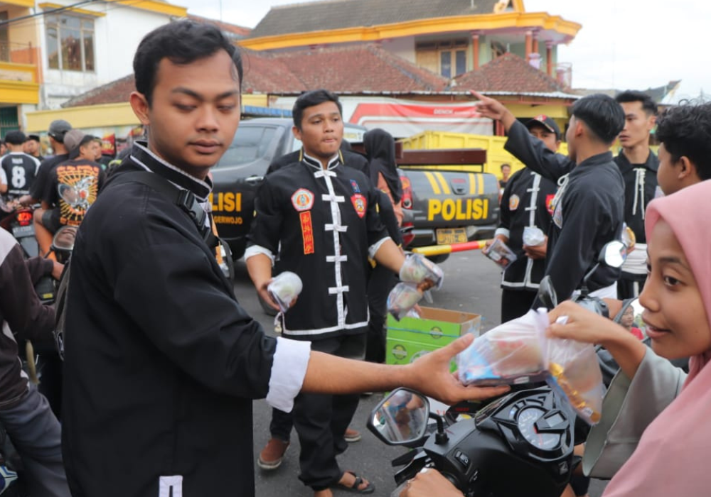 Pesilat dari 5 perguruan bagi-bagi takjil jelang waktu buka puasa. Di pertigaan Ngledeng Desa Mulyosari kecamatan Pagerwojo, Sabtu (6/4/2024).