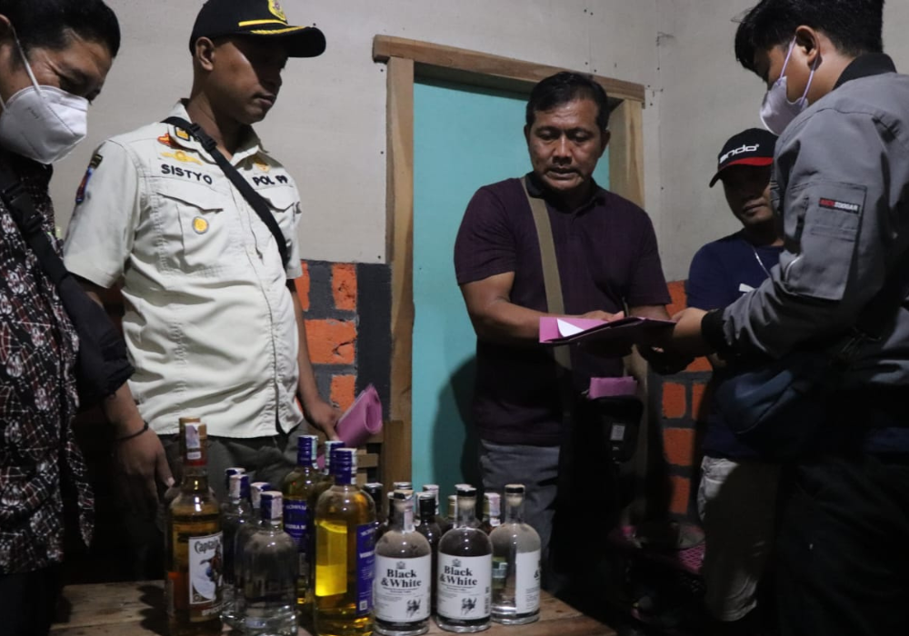Tim gabungan menemukan warung karaoke yang beroperasi selama Ramadan 1445 juga jual miras.