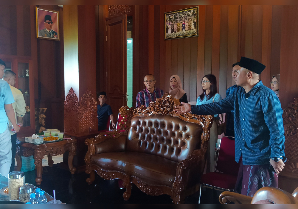 Ratusan warga memadati kediaman salah satu bakal calon kepala daerah (Bacakada) Tulungagung, Gatut Sunu Wibowo.