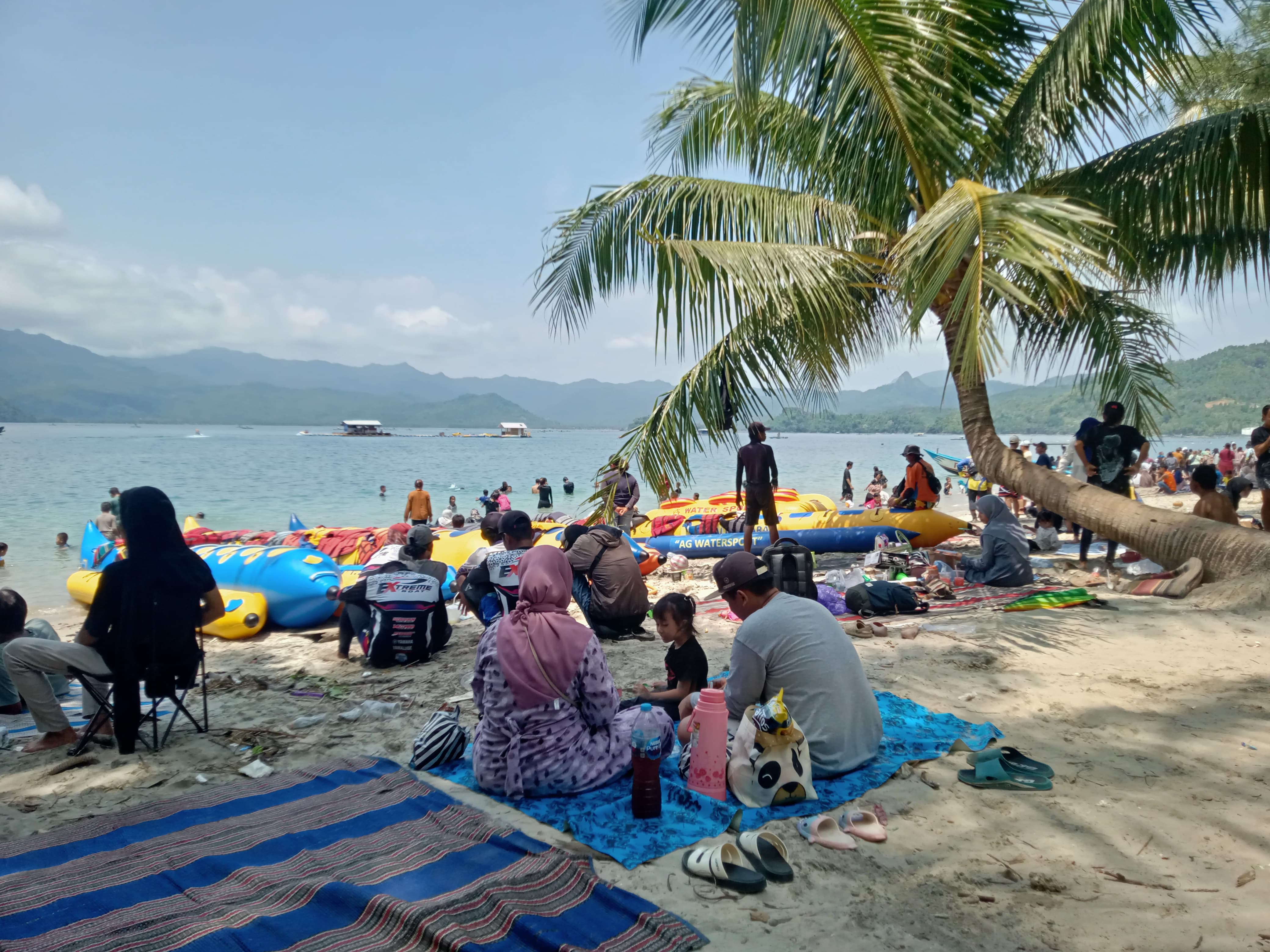 RAMAI: Pantai Mutiara jadi jujugan wisatawan habiskan libur lebaran
