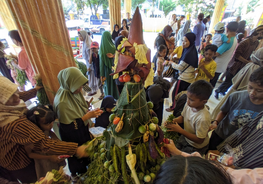 ANTUSIAS: Prosesi warga berebut tumpeng dalam rangkaian Gebyar Ketupat Desa Panggul, Trenggalek, Selasa (16/4/2024).