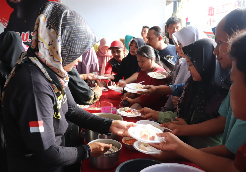 Di Kecamatan Ngantru, ada tradisi kupatan massal yang digelar oleh masyarakat setempat.