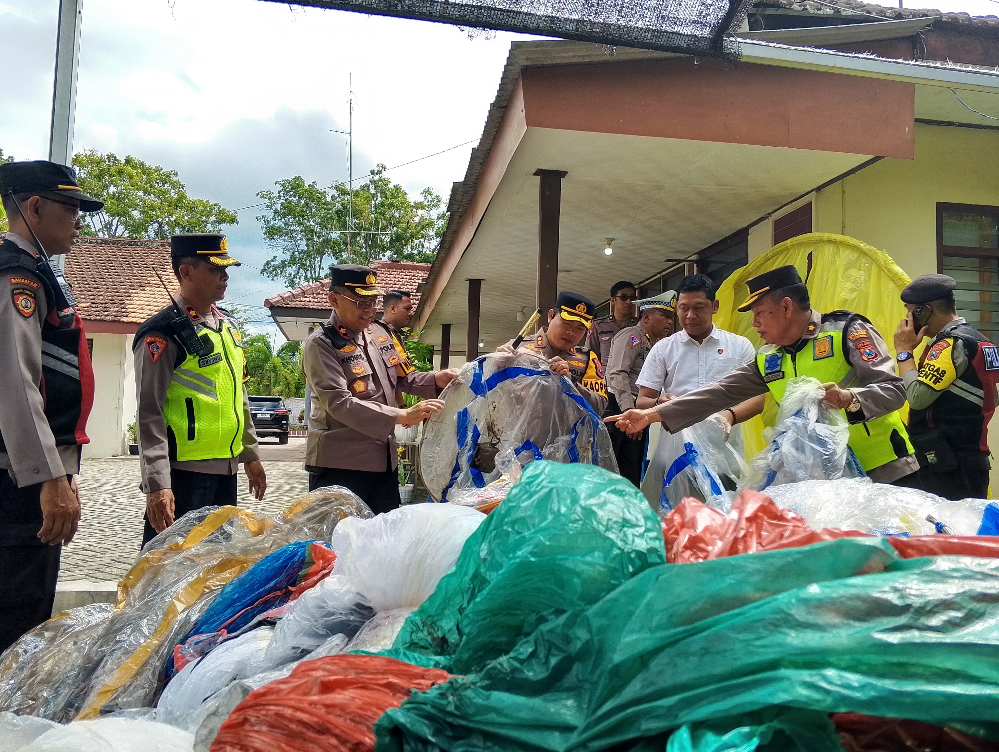 MENUMPUK: Polisi menunjukkan ratusan balon udara yang diamankan dari berbagai wilayah.