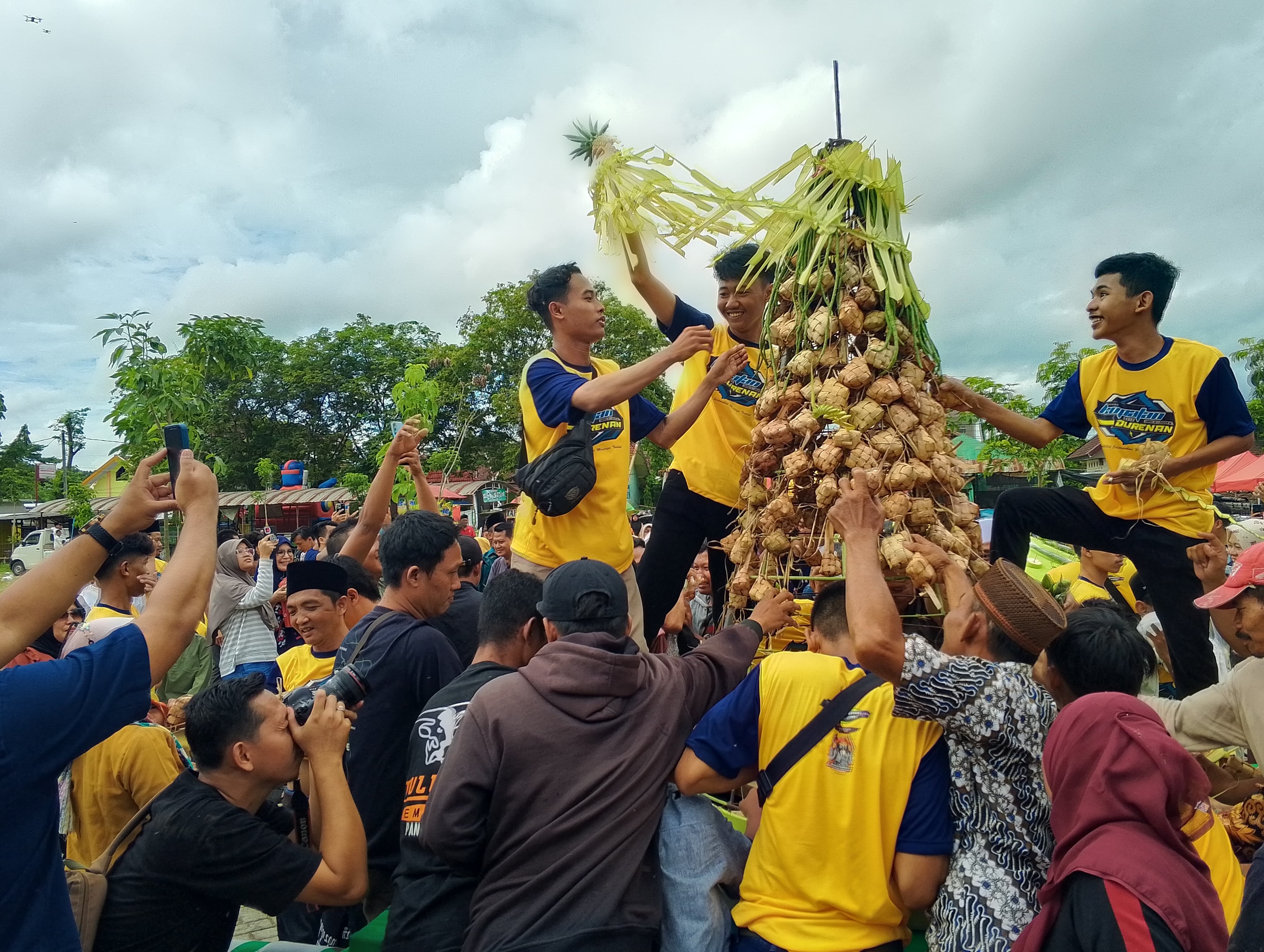 SEMANGAT: Warga antusias berebut gunungan ketupat