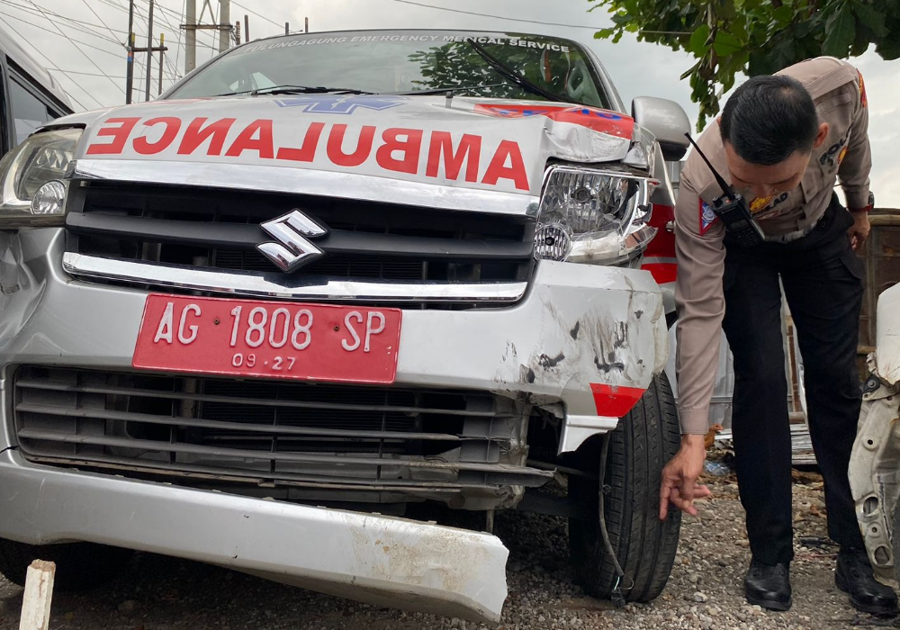Petugas sedang memeriksa bagian mobil ambulans yang mengalami kecelakaan di Tulungagung.