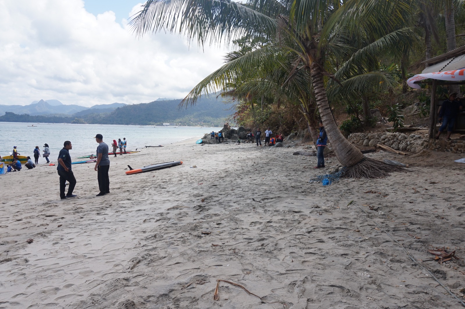 JADI JUJUKAN: Para wisatawan berlibur di Pantai Mutiara yang merupakan destinasi wisata yang dikelola pihak swasta.