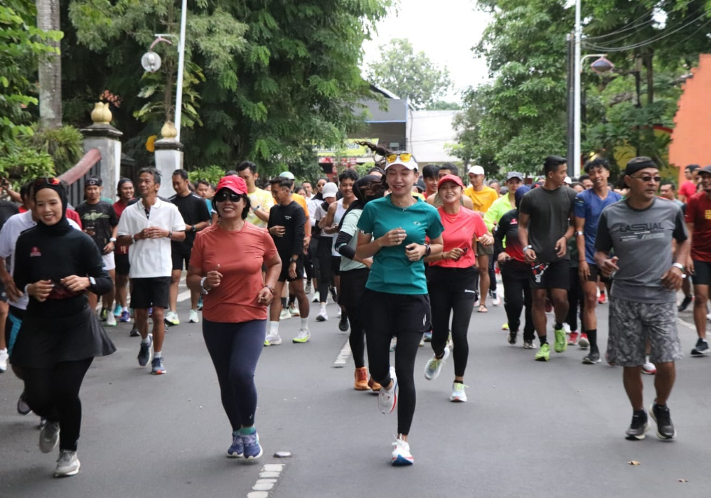 Antusiasme para peserta mengikuti LebaRun Friday Running Community Tulungagung.