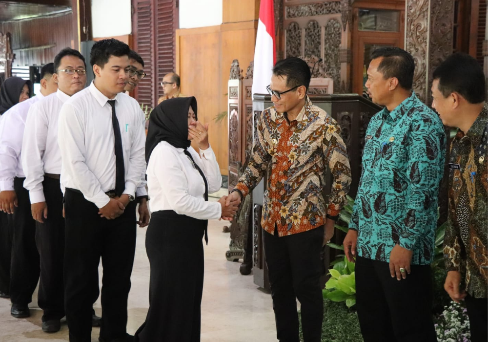 Pemkab Tulungagung menyerahkan surat keputusan (SK) bupati tentang pengangkatan PPPK formasi 2023.
