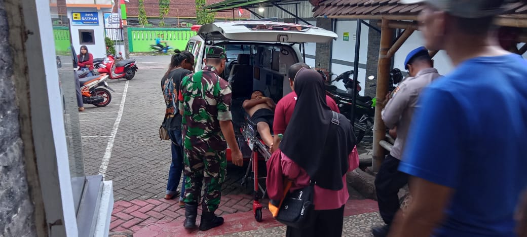 GERAK CEPAT: Personel polisi, TNI, tim medis, mengeluarkan salah seorang anak yang tergulung ombak di pantai damas