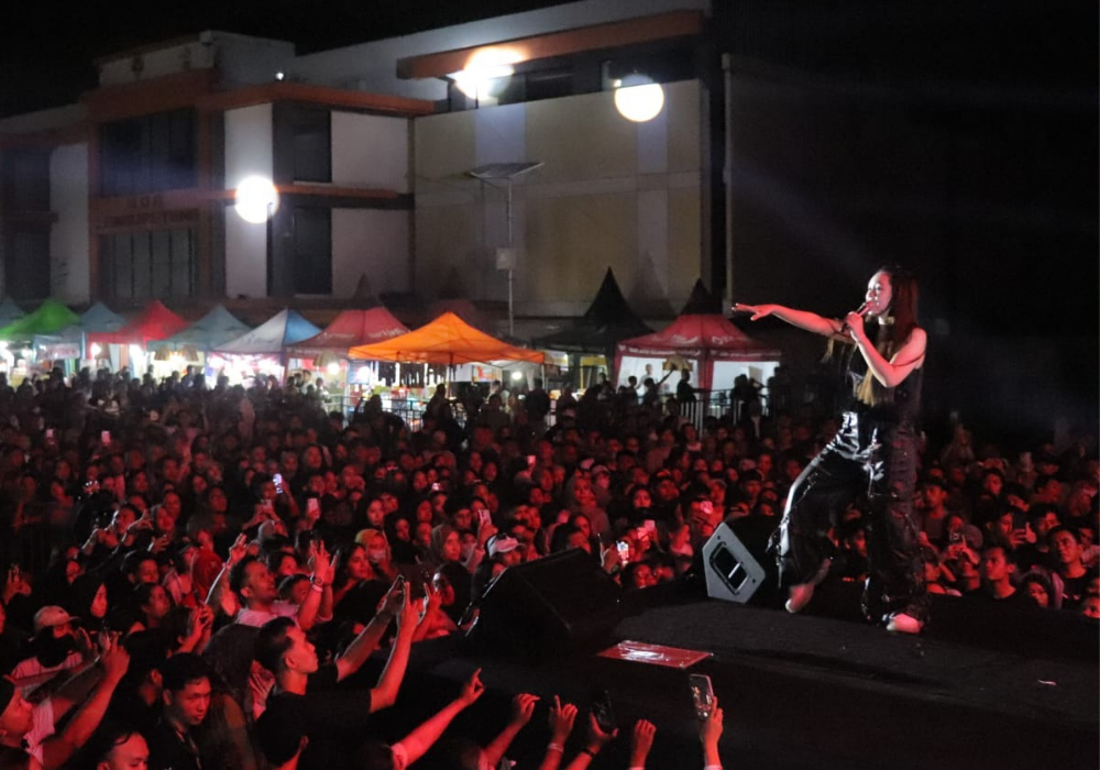 Penampilan Happy Asmara hipnotis ribuan penonton di Gor Lembupeteng, Tulungagung, Jumat (19/4/2024) malam.