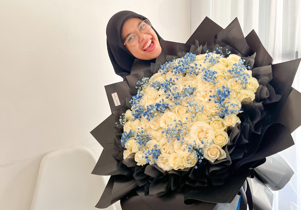 BERVARIASI: Denis Aprilia Sofika Habib menunjukkan salah satu varian buket bunga yang dia produksi.