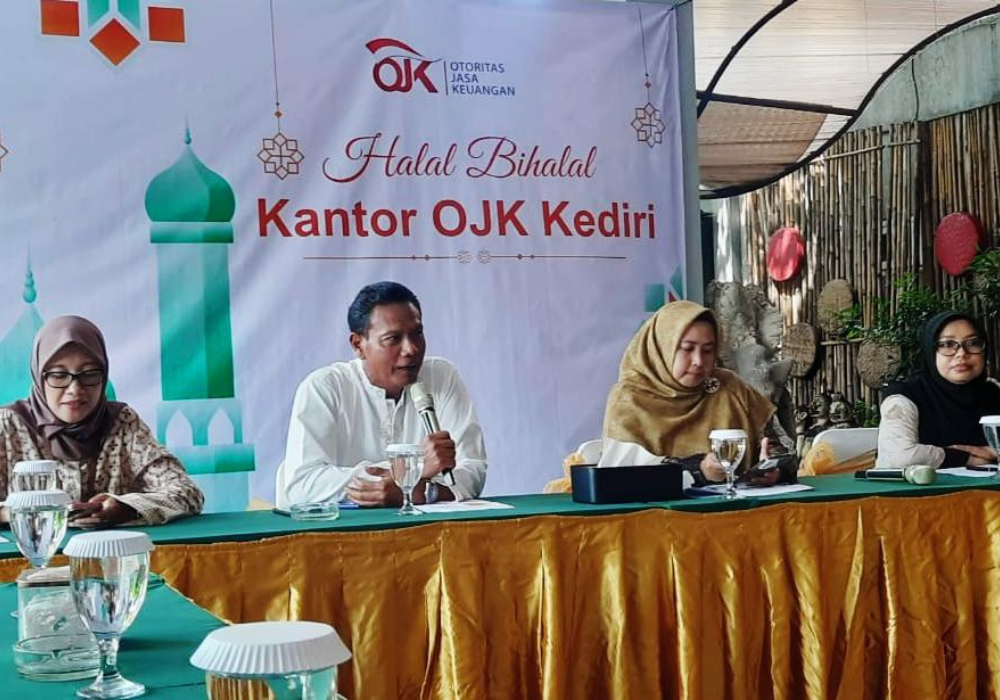 SAMBUTAN : Kepala OJK Kediri, Bambang Supriyanto (baju putih) Saat Halal Bihalal Bareng Awak Media.