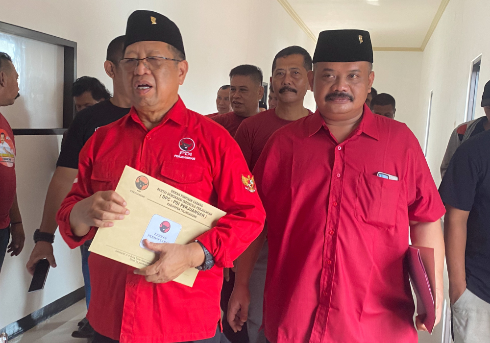 Momen Maryoto - Didik mengambil formulir bacakada di DPC PDI Perjuangan Tulungagung, Selasa (23/4/2024).