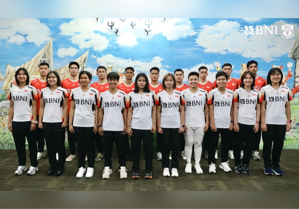 perhatian netizen teralihkan pada ketidakhadiran Jonathan Christie, yang lebih dikenal dengan nama Jojo, dalam foto dresscode tim.