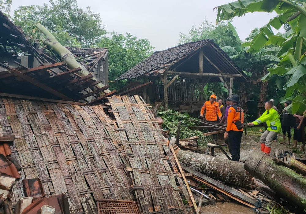 Puluhan rumah rusak akibat bencana hidrometeorologi di Tulungagung.