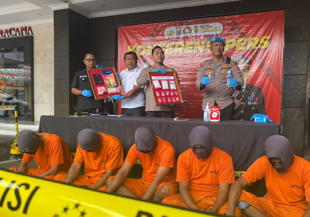 Polres Tulungagung menetapkan sejumlah tersangka atas kasus narkoba termasuk satu oknum polisi yang terlibat.