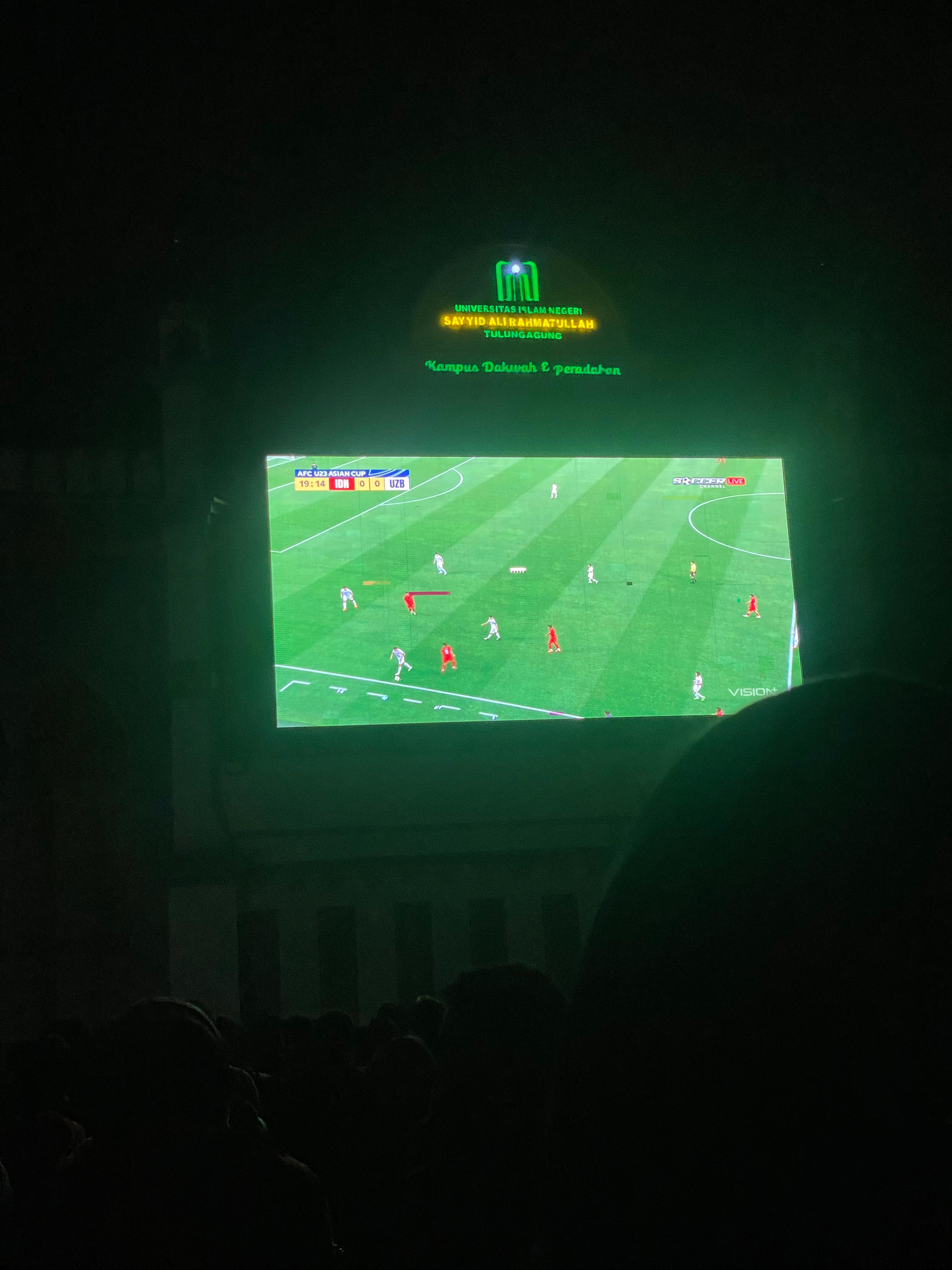 Nonton bareng di halaman kampus UIN Satu Tulungagung