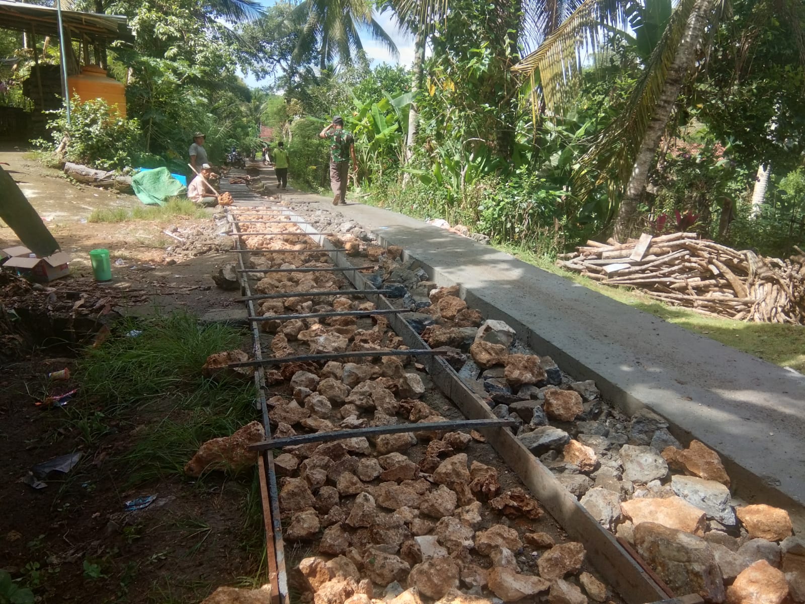 RAPI: Proses pengecoran blok di jalan dusun Dawung, Desa Kalibatur, Tulungagung.
