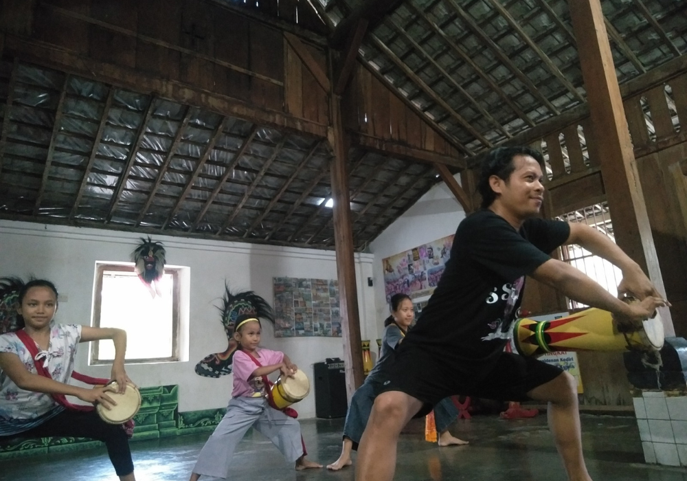 LUWES: Andik Gusdianto memberi materi latihan tari reog kendang ke anak didik di sanggar seni miliknya.