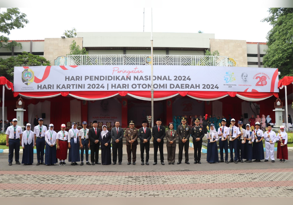 Upacara peringatan Hari Pendidikan Nasional 2024 digelar di halaman kantor bupati, Kamis (2/5/2024). Momen ini dijadikan pemkab sebagai upaya untuk meningkatkan mutu pendidikan.