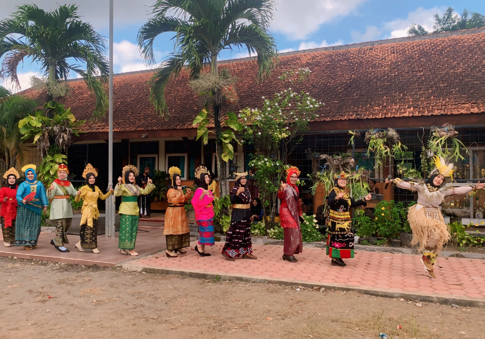 CANTIK : Seluruh guru dan pegawai SMPN 2 Campurdarat tampil cantik unjuk kebolehan dengan peragaan berbagai busana yang dikenakan.