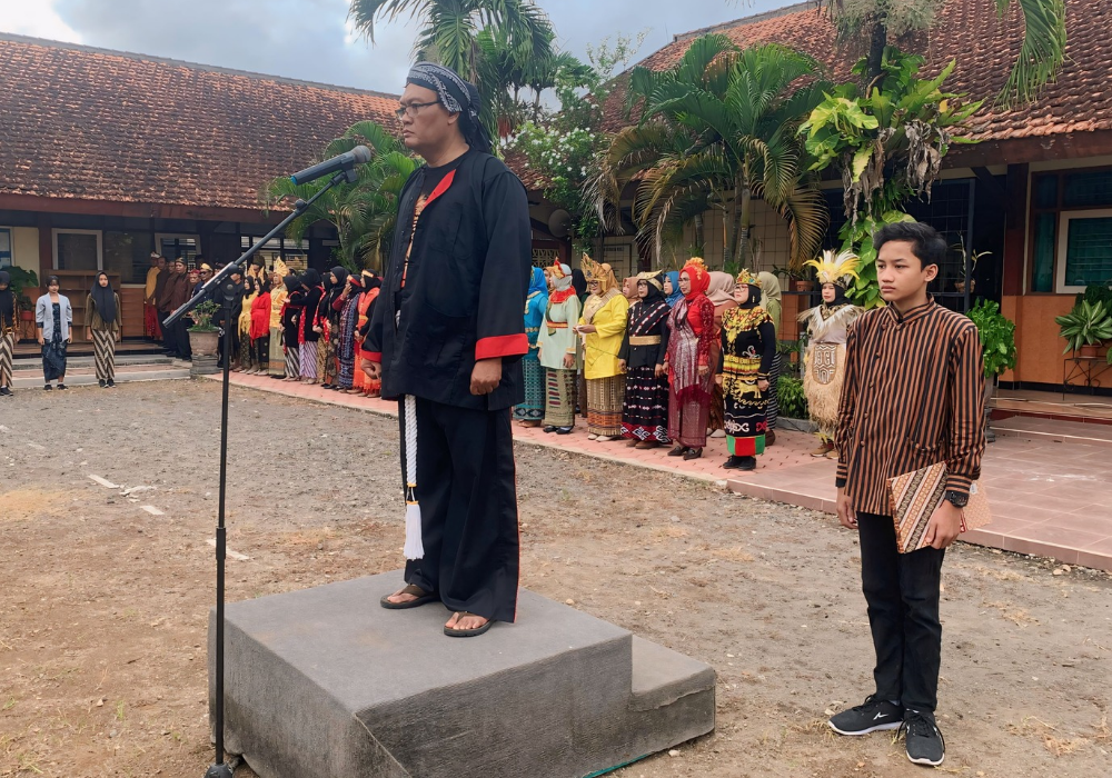 KOMPAK : Seluruh peserta upacara Hardiknas di SMPN 2 Campurdarat kompak mengenakan berbagai macam pakaian adat daerah.