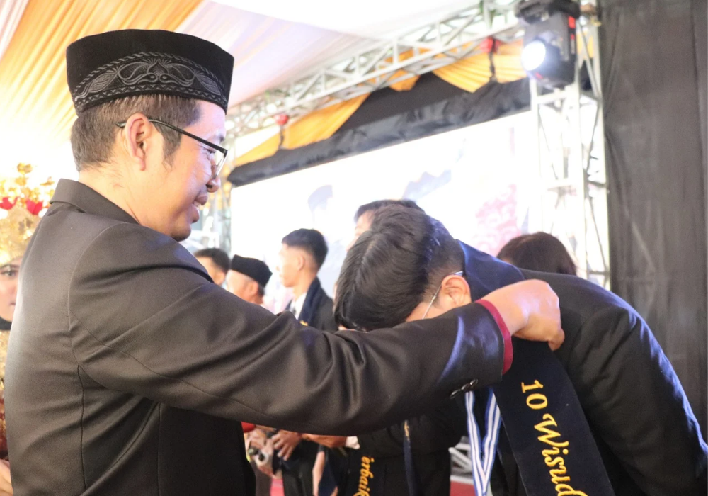 SIMBOLIS : Pemberian selempang  kebanggaan oleh Kepala SMK Sore Tulungagung sebagai apresiasi terhadap siswa lulusan terbaik.