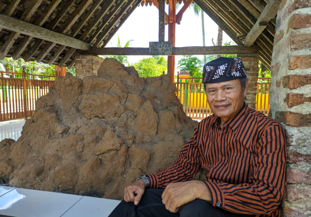 Kades Panggul, Kabupaten Trenggalek Suharto saat mengunjungi situs bersejarah, makam Panjinawangkung di Desa/Kecamatan Panggul.