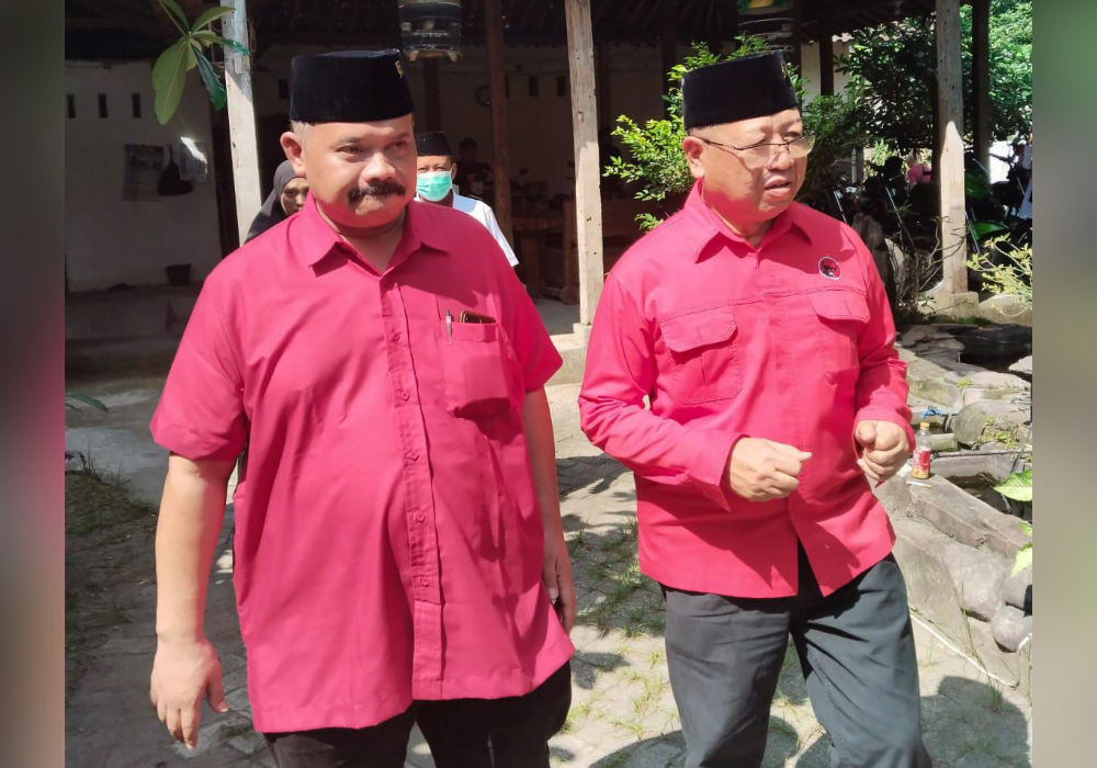DEDIKASI: Pasangan Maryoto - Didik (Mardinoto) tampak kompak saat berangkat menuju ke DPC PDI Perjuangan Tulungagung.