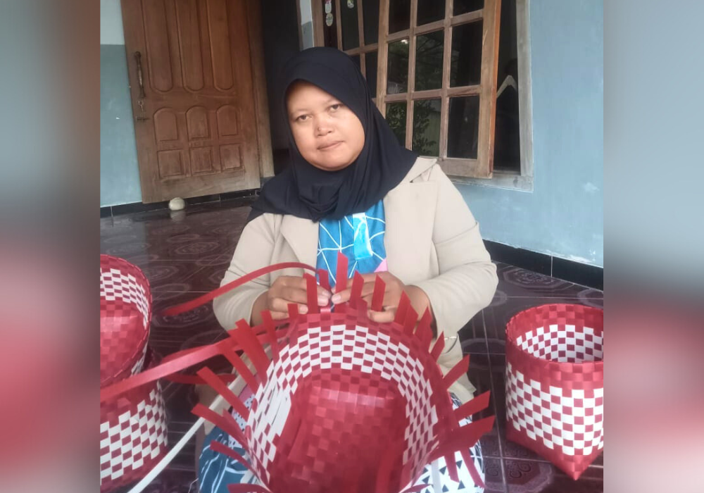 TELATEN: Produksi tas anyaman, Nuralifah tak ingin jadi ibu rumah tangga yang menganggur