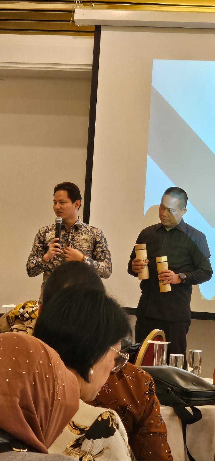 INOVASI: Bupati Ipin memperlihatkan tumbler dari bambu, lengkap dengan branding TGX.