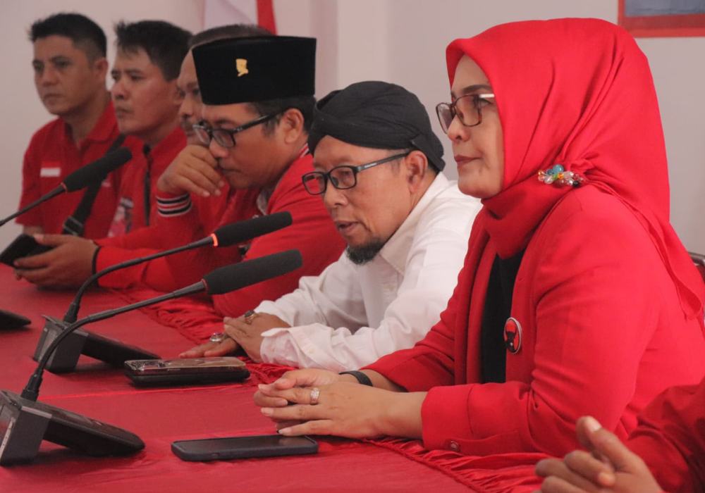 Budi Setiyahadi dan Susilowati melakukan konferensi pers setelah mengembalikan formulir di kantor DPC PDIP Kabupaten Tulungagung.